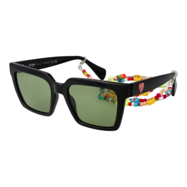 Guess Rechteck Sonnenbrille GU8261 5501N in Schwarz – 45° Seitenansicht