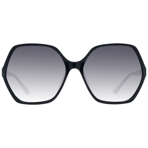 Guess Sonnenbrille GU7747 6201B – Frontansicht mit Kunststoff Rahmen und Grau Gläsern