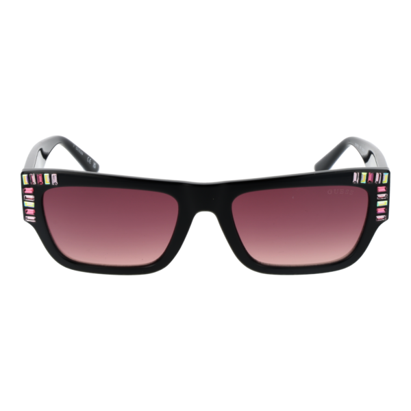 Guess Sonnenbrille GU7902 5301T – Frontansicht mit Kunststoff Rahmen und Lila Gläsern