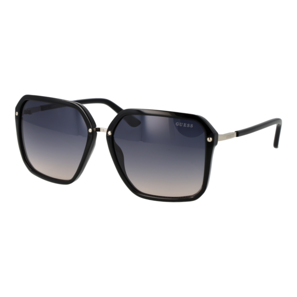 Guess Quadrat Sonnenbrille GU7888 5701B in Schwarz – 45° Seitenansicht
