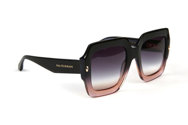 Ana Hickmann Sonnenbrille AH9377 54C02 – 45° Seitenansicht Ana Hickmann Sonnenbrille AH9377 54C02 in Blau – 45° Seitenansicht