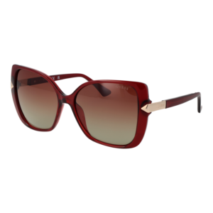 Guess Quadrat Sonnenbrille GU7820 5669F in Burgunder – 45° Seitenansicht
