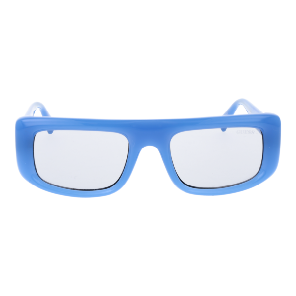 Guess Sonnenbrille GU00138 5384A – Frontansicht mit Kunststoff Rahmen und Grau Gläsern