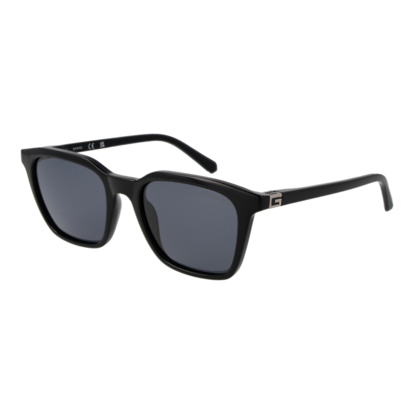 Guess Sonnenbrille GU00170 5301D – 45° Seitenansicht Guess Quadrat Sonnenbrille GU00170 5301D in Schwarz – 45° Seitenansicht