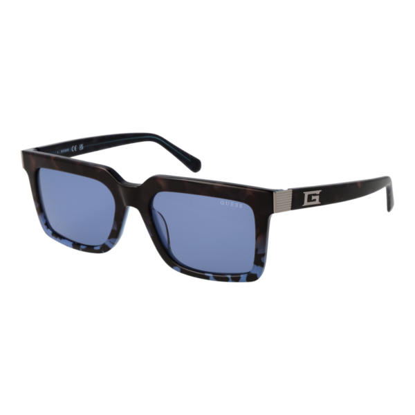 Guess Sonnenbrille GU00213 5592V – 45° Seitenansicht Guess Rechteck Sonnenbrille GU00213 5592V in Braun – 45° Seitenansicht