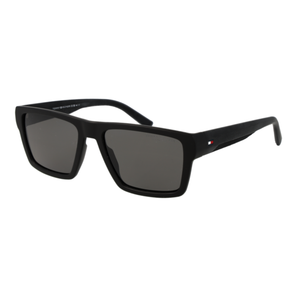 Tommy Hilfiger Quadrat Sonnenbrille TH 2324/S 56807M9 in Schwarz – 45° Seitenansicht