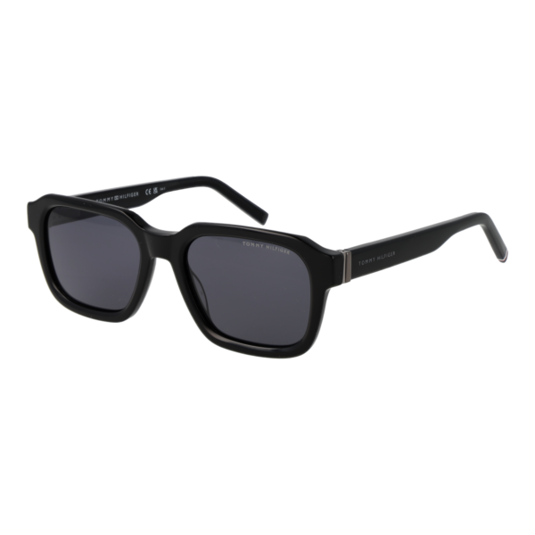 Tommy Hilfiger Rechteck Sonnenbrille TH 2310/S 53807IR in Schwarz – 45° Seitenansicht