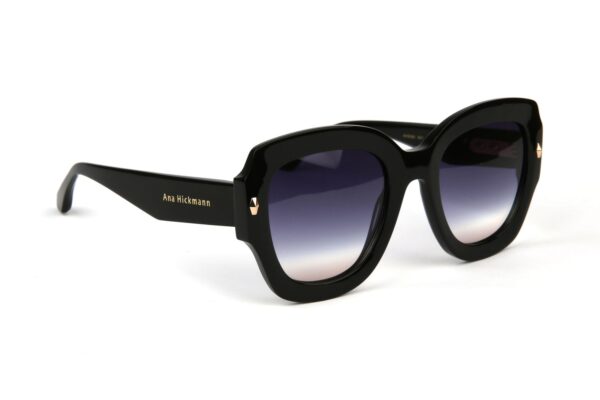 Ana Hickmann Sonnenbrille AH9380 52A01 in Schwarz – 45° Seitenansicht
