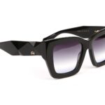 Ana Hickmann Sonnenbrille AH9394 52A01 in Schwarz – 45° Seitenansicht