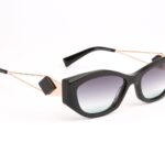 Ana Hickmann Sonnenbrille HIY9006 53A01 in Schwarz – 45° Seitenansicht