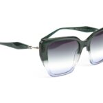 Ana Hickmann Sonnenbrille AH9423 54C02 in Blau – 45° Seitenansicht