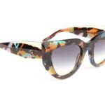 Ana Hickmann Sonnenbrille AH9425 53G21 in Braun – 45° Seitenansicht