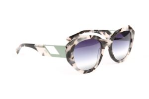 Ana Hickmann Schmetterling Sonnenbrille HI9225 53G21 in Schwarz – 45° Seitenansicht