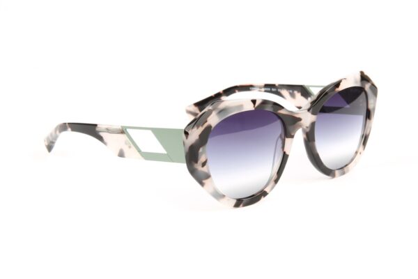Ana Hickmann Schmetterling Sonnenbrille HI9225 53G21 in Schwarz – 45° Seitenansicht