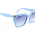 Ana Hickmann Sonnenbrille AH9476 55D01 in Blau – 45° Seitenansicht