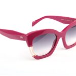 Ana Hickmann Sonnenbrille AH9480 54D01 in Rot – 45° Seitenansicht