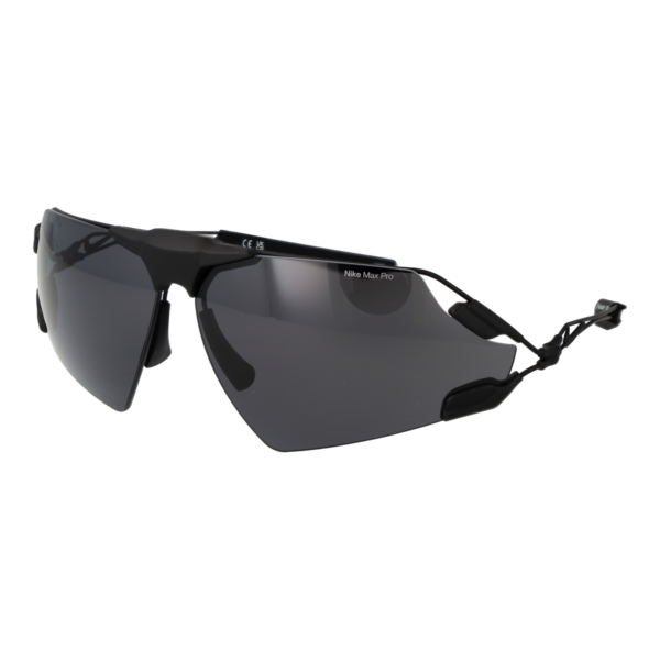 Nike Monoscheibe Sonnenbrille DV2163 76010 in Schwarz – 45° Seitenansicht