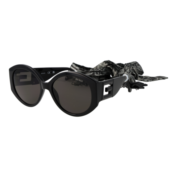 Guess Rund Sonnenbrille GU7917 5601A in Schwarz – 45° Seitenansicht