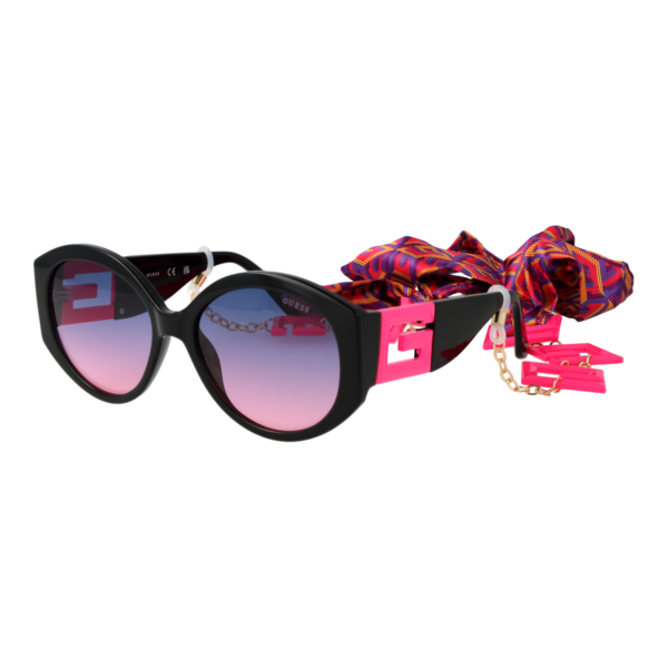 Guess Rund Sonnenbrille GU7917 5674T in Schwarz – 45° Seitenansicht