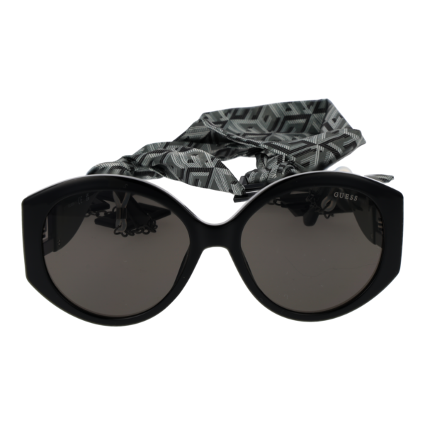 Guess Sonnenbrille GU7917 5601A – Frontansicht mit Kunststoff Rahmen und Grau Gläsern