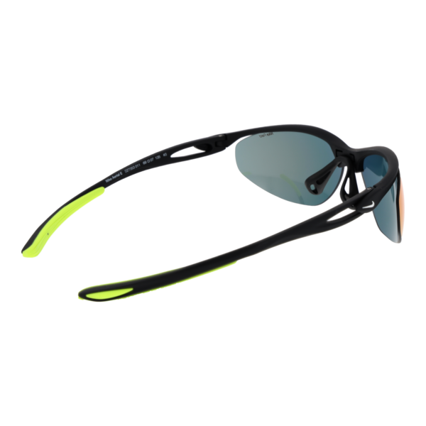 Rückansicht der Nike Sonnenbrille DJ2028 69011 – Kunststoff Rahmen