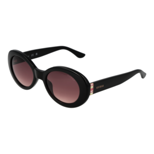 Guess Oval Sonnenbrille GU7904 5101T in Schwarz – 45° Seitenansicht