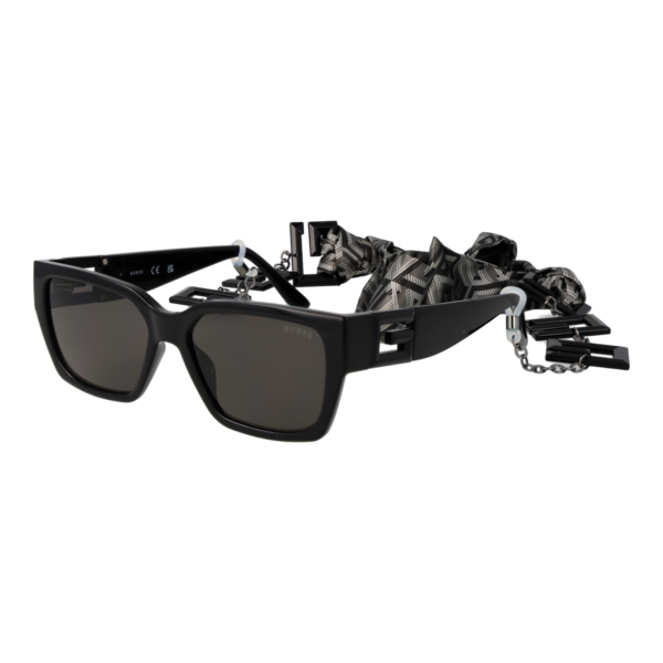 Guess Quadrat Sonnenbrille GU7916 5501A in Schwarz – 45° Seitenansicht
