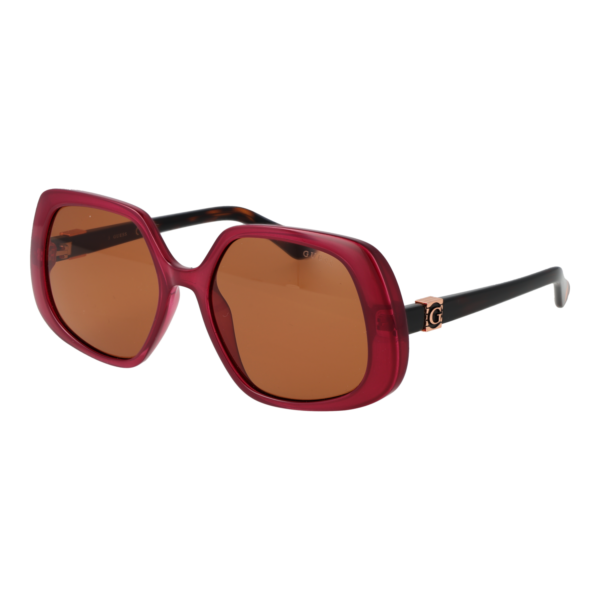 Guess Sonnenbrille GU7862 5674E – 45° Seitenansicht Guess Quadrat Sonnenbrille GU7862 5674E in Burgunder – 45° Seitenansicht
